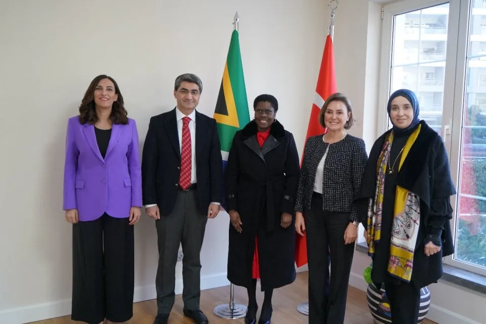 Ekmen, DEVA Partisi heyetiyle birlikte Güney Afrika Büyükelçiliğini destek olmak ve teşekkür etmek amacıyla ziyaret etti