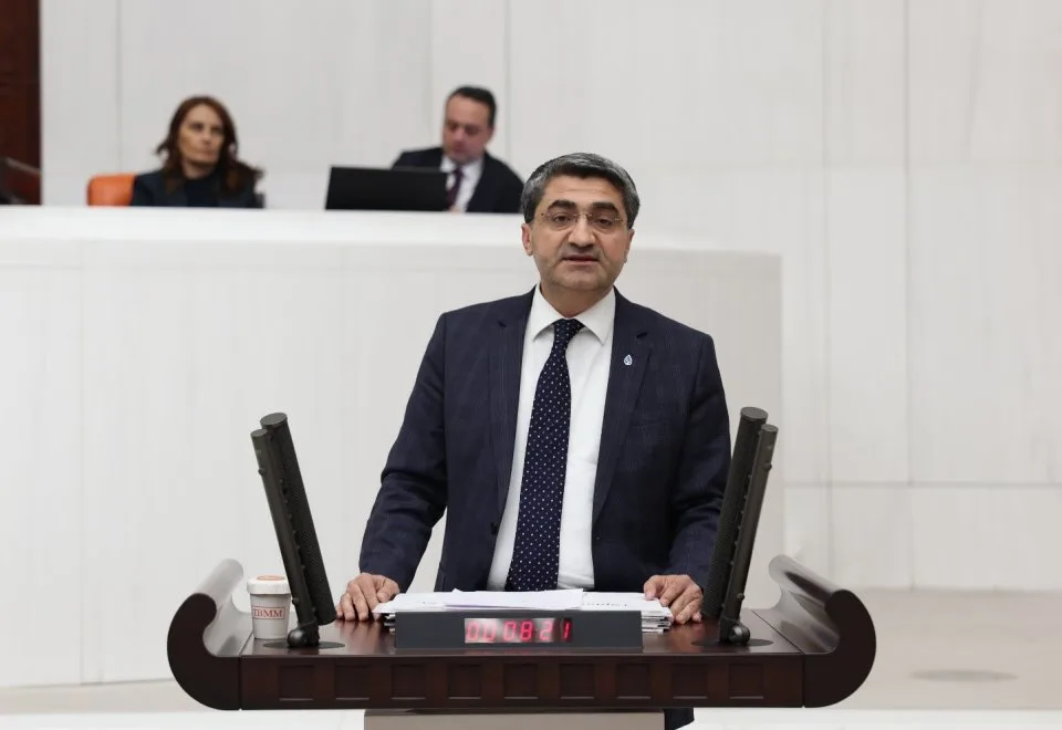 DEVA Partili Ekmen Kazanlı Sahili’ndeki balık ölümleri hakkında Murat Kurum’a sordu:  “Mersin Kazanlı kıyı bandında yürütülen su kalitesi izleme çalışmalarında hangi parametreler izlenmektedir?”