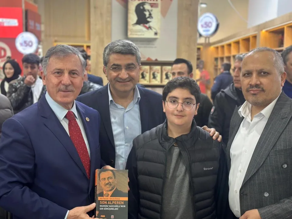 Yeni Yol Grup Başkanvekilimiz ve Muğla Milletvekilimiz Sayın Selçuk Özdağ ile Gazeteci Veli Toprak’ın kaleme aldığı “Son Alperen: Muhsin Yazıcıoğlu’nun Sır Görüşmeleri” kitabının imza günü için ATO Congresium’da Elips Yayınevi standındaydık.