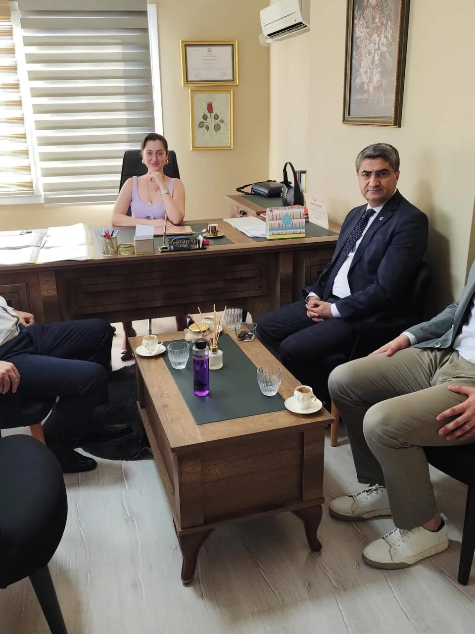 Partimizin emektarlarından Av. Yaren Yavuz Tel’i ofisinde ziyaret ettik.