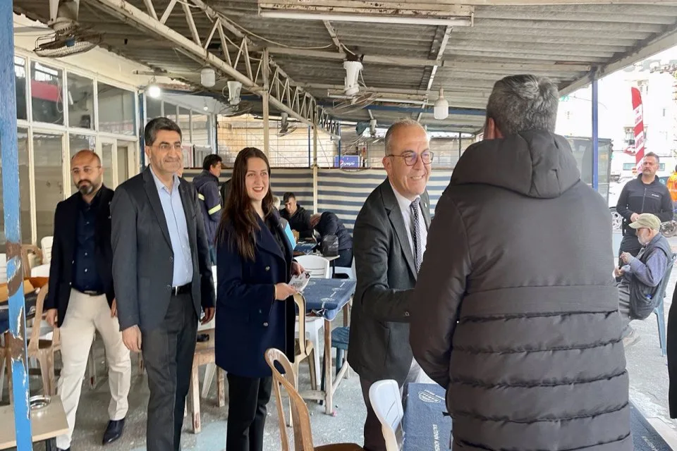 Deva Partisi Mersin İl Başkanı Taner Işıkbay, Mersin Büyükşehir Belediye Başkan Adayı Dr. Güran Dinçer, Aydıncık Belediye Başkan Adayı Av. Yaren Yavuz Tel ile birlikte Aydıncık’ta esnaf ve hemşerilerimizle selamlaşarak seçimlerde bizleri desteklemelerini