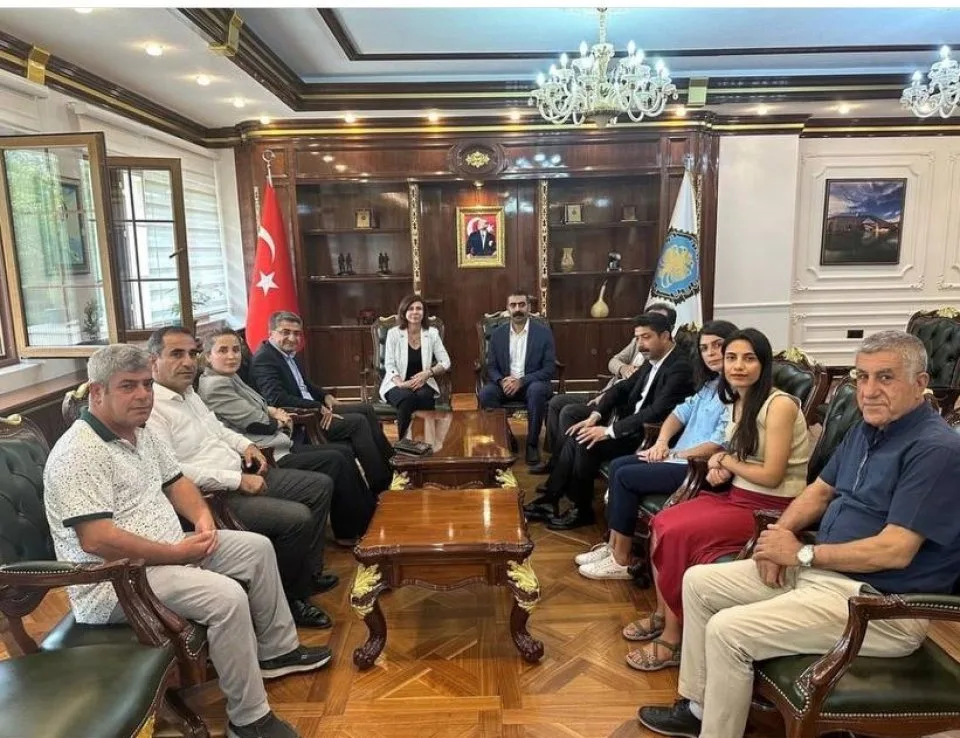 Diyarbakır Büyükşehir Belediye Eş Başkanları Serra Bucak ve Hatun Doğan'a gecikmiş bir nezaket ziyaretinde bulunduk.
