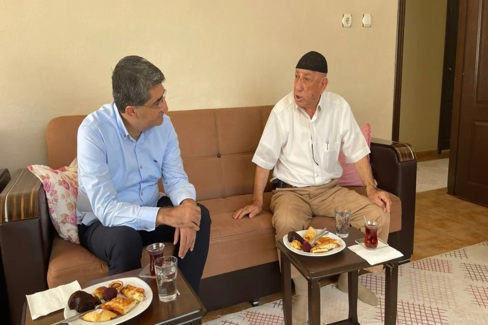 Mersin’in Kanaat önderlerinden Sabri Tufan (Mam Sabri) ve çocuklarını evinde ziyaret ettik. ​