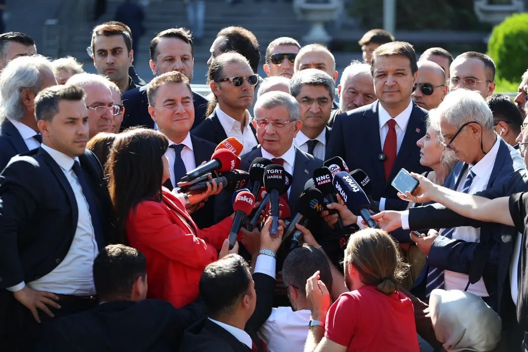 62-63-64 Hükümetler Başbakanı Prof. Dr. Ahmet Davutoğlu’nun “Cumhurbaşkanı’na hakaret” suçlamasıyla verdiği ifadeye eşlik ettik.
