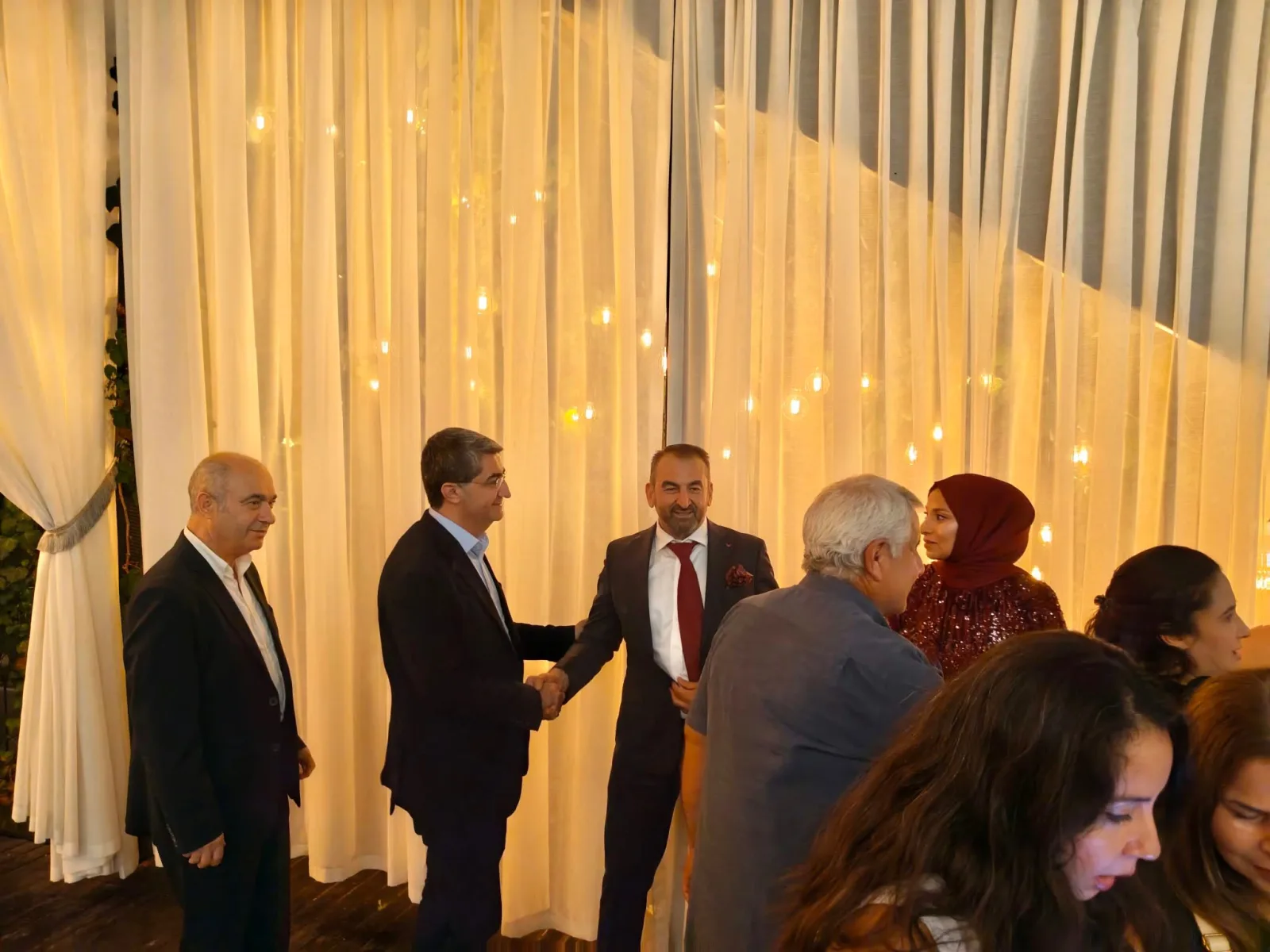 Hasan Şen’in kıymetli evladı Osman ile sevgili Elif’in hayatlarını birleştirdiği bu güzel günde mutluluklarına şahitlik ettik.