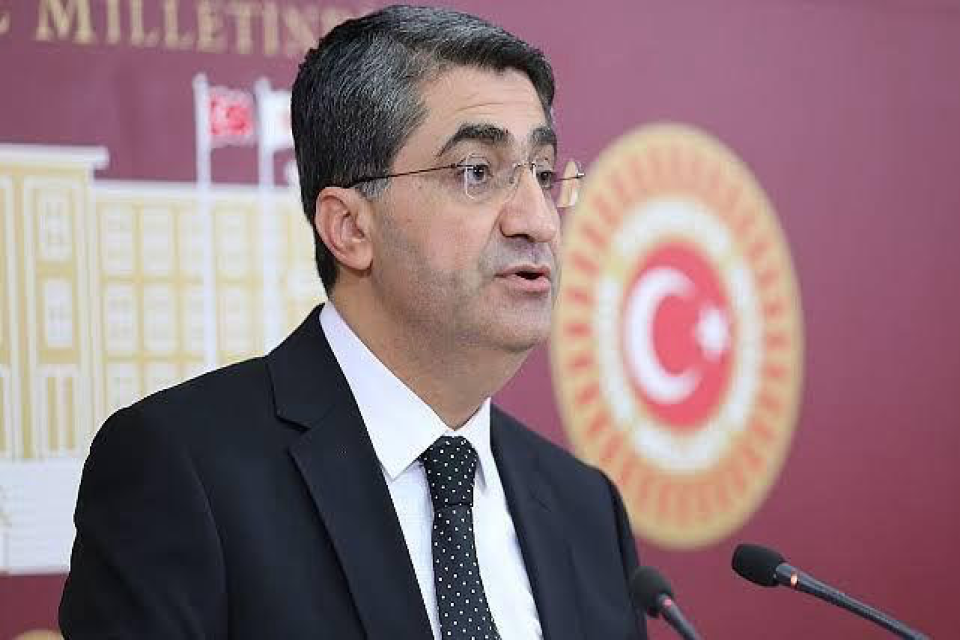 DEVA PARTİLİ EKMEN İKTİDARIN AİLE KONUSUNDAKİ İKİ YÜZLÜ POLİTİKALARINI GÜNDEME GETİRDİ: “Aile benim de inanç olarak, siyaseten; doğruluğuna, gerekliliğine, kutsallığına inandığım, Anayasamızda da yerini bulmuş bir kurum”