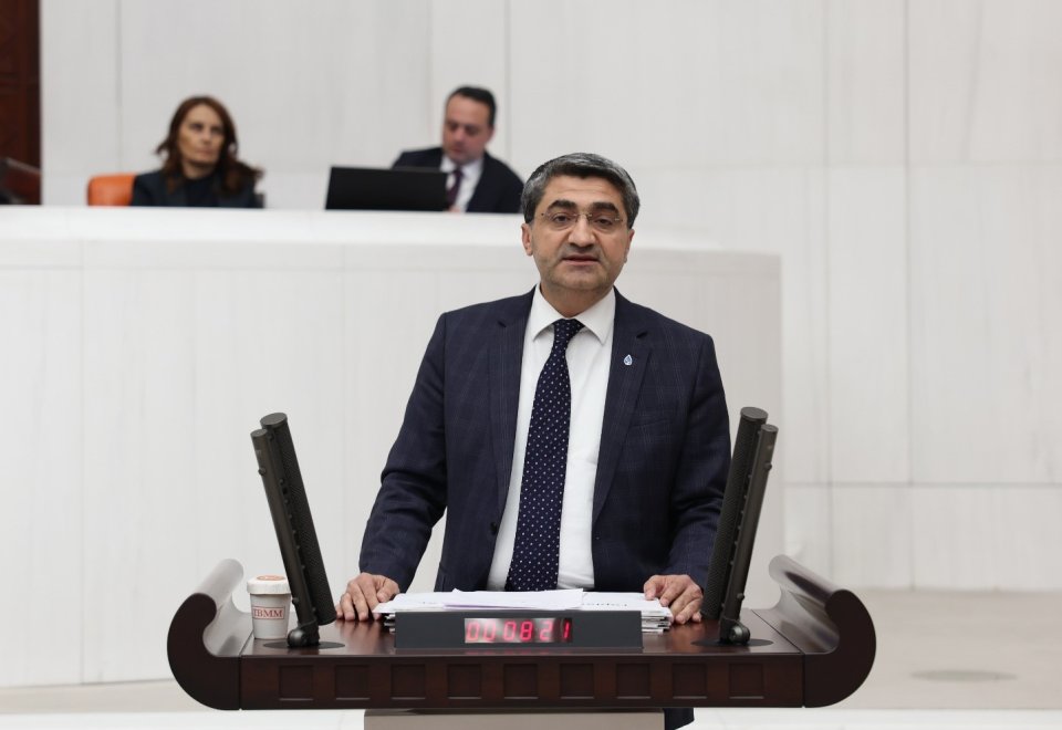 DEVA Partili Ekmen Kazanlı Sahili’ndeki balık ölümleri hakkında Murat Kurum’a sordu:  “Mersin Kazanlı kıyı bandında yürütülen su kalitesi izleme çalışmalarında hangi parametreler izlenmektedir?”