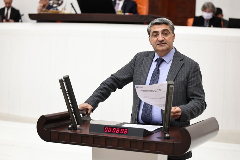 Ekmen, Çevre, Şehircilik ve İklim Değişikliği Bakanlığının bitmeyen projelerini sordu