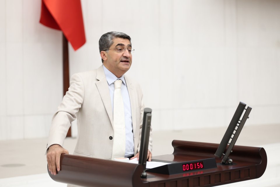 EKMEN: Devlete değil, Peker’e sığınan kadınlar sizi utandırmıyor mu?