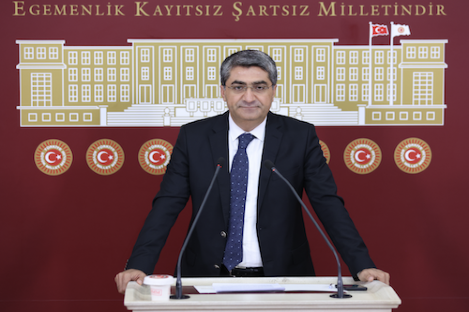 EKMEN: İÇİŞLERİ BAKANI YERLİKAYA’YA MEVSİMLİK TARIM İŞÇİLERİNİN GÜVENLİĞİNİ SORDU!