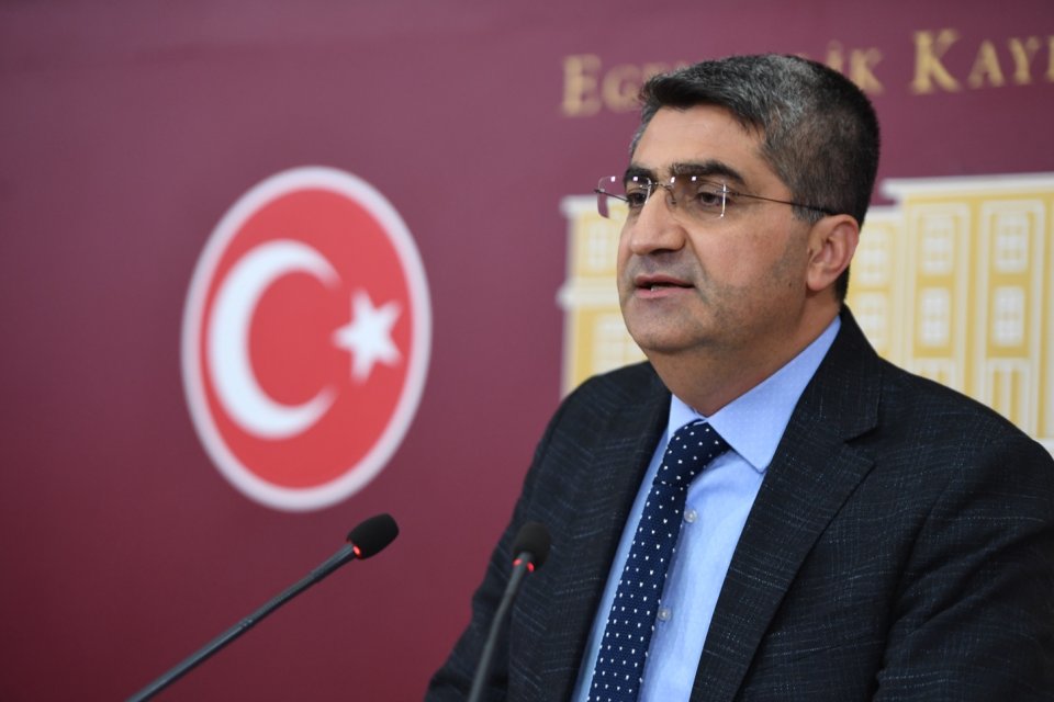 Ekmen: “Kim yalan söylüyor? Sayın Bakan mı, KİK mi?” (Mersin’in 7 ilçesinde yangın söndürme ihaleleri iptal edildi.)