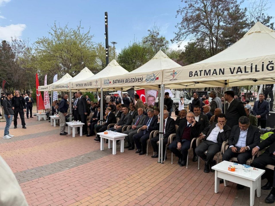  Batman Valiliğinin bayramlaşma programına katılarak hemşehrilerimizle bir araya geldik.