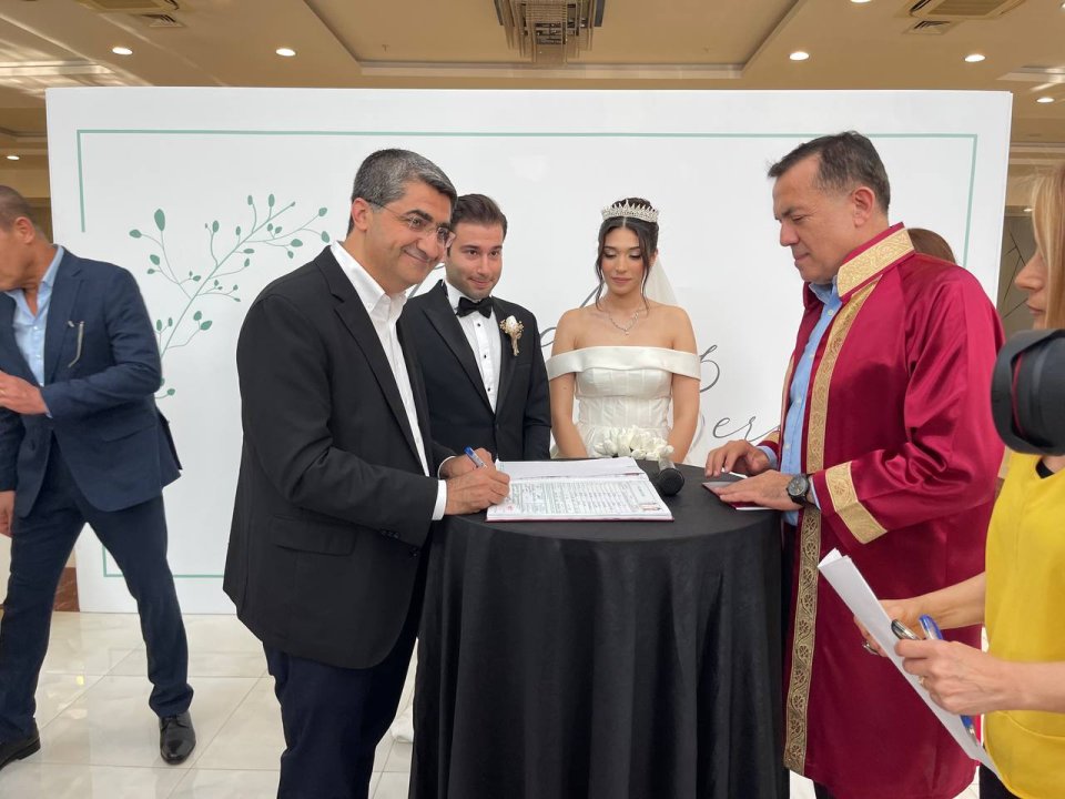 Dede ve Seçkin ailesinin çocukları İlayda & Berat’ın nikah merasimine şahitlik ettik. Hayırlı uğurlu olsun.