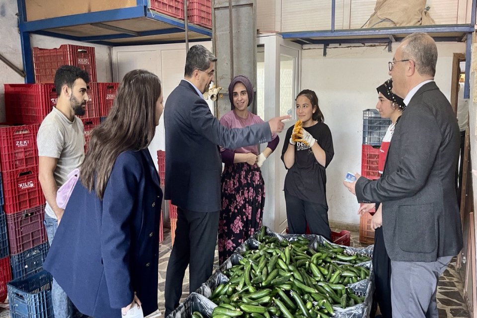 Deva Partisi Mersin İl Başkanı Taner Işıkbay , Mersin Büyükşehir Belediye Başkan Adayı Dr. Güran Dinçer, Aydıncık Belediye Başkan Adayı Av. Yaren Yavuz Tel ile birlikte Aydıncık Meyve ve Sebze Hali’ni ziyaret ederek esnaf ve işçi kardeşlerimizle selamlaşt