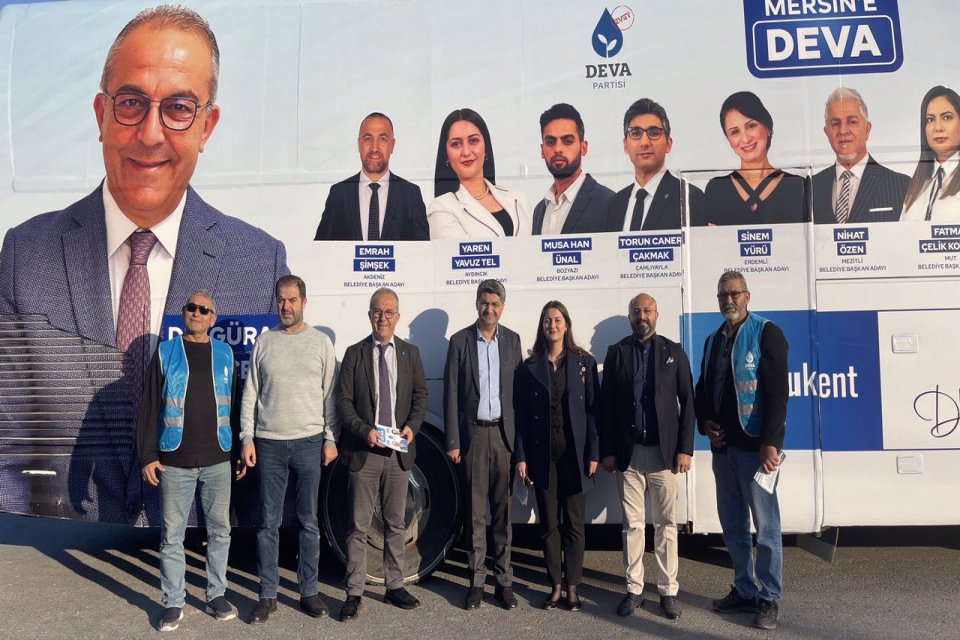 Deva Partisi Mersin İl Başkanı Taner Işıkbay, Mersin Büyükşehir Belediye Başkan Adayı Dr. Güran Dinçer ve Aydıncık Belediye Başkan Adayı Av. Yaren Yavuz Tel ile birlikte Aydıncık ilçemizde seçim otobüsüyle tur atarak hemşerilerimizi selamladık.
