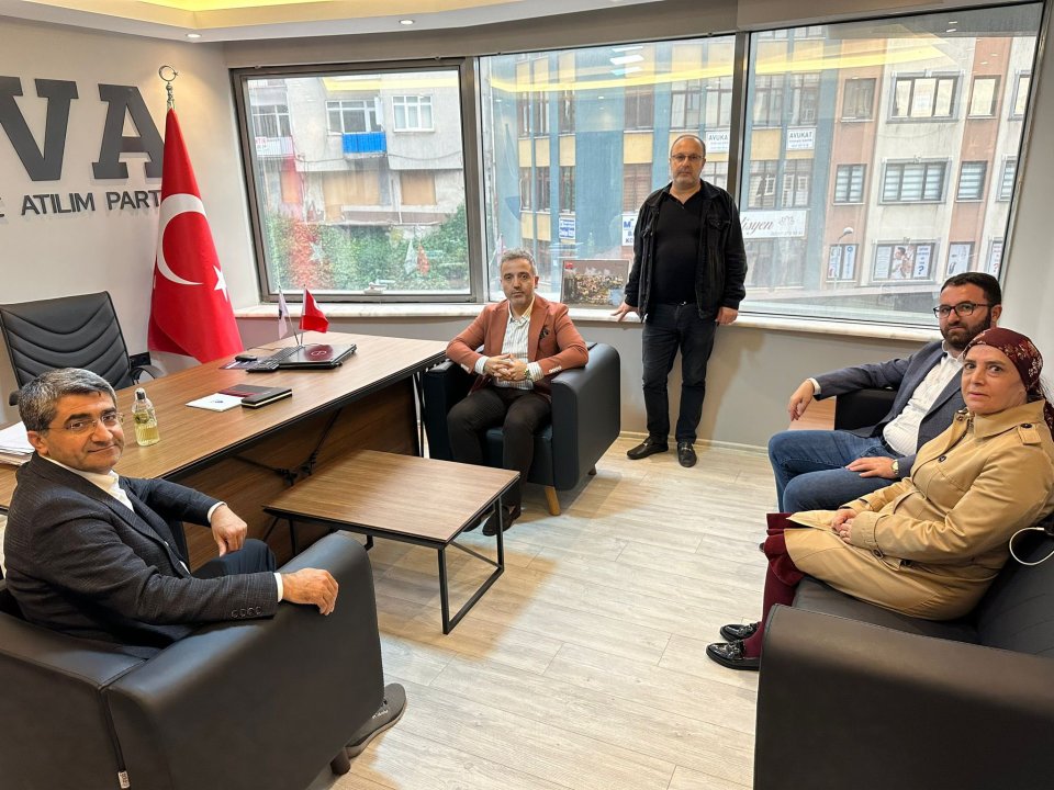 Trabzon İl Başkanlığımızı ziyaret ettim. Gündemi değerlendirdiğimiz bu ziyarette arkadaşlarımın inanç ve motivasyonu ile bir kez daha iftihar ettim.